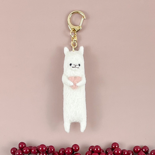 ハートをギュッ♡ アルパカの毛で作った アルパカキーホルダー 