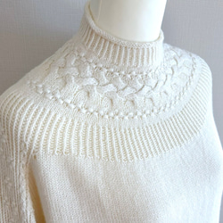 暖かさと高級感が魅力の手編み長袖セーター(白) 2枚目の画像