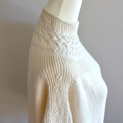 暖かさと高級感が魅力の手編み長袖セーター(白) 4枚目の画像