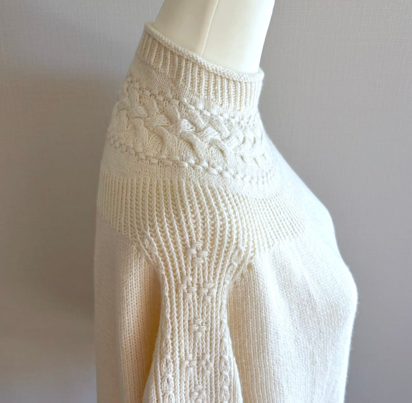 暖かさと高級感が魅力の手編み長袖セーター(白) 4枚目の画像