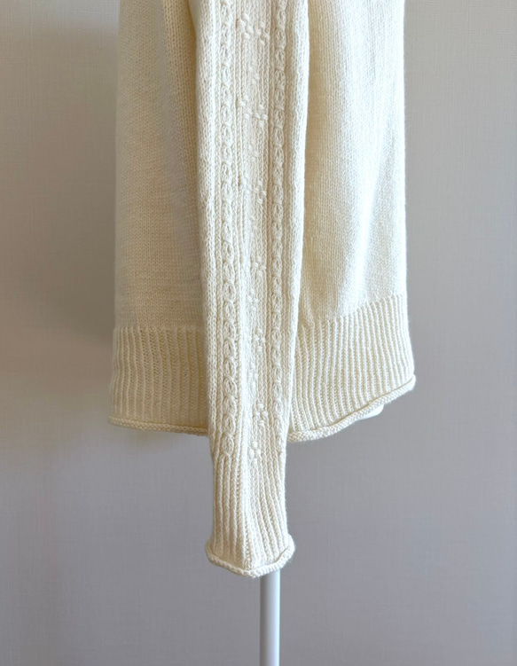 暖かさと高級感が魅力の手編み長袖セーター(白) 6枚目の画像