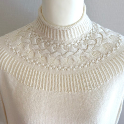 暖かさと高級感が魅力の手編み長袖セーター(白) 3枚目の画像