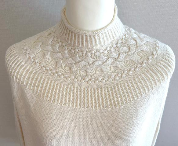 暖かさと高級感が魅力の手編み長袖セーター(白) 3枚目の画像
