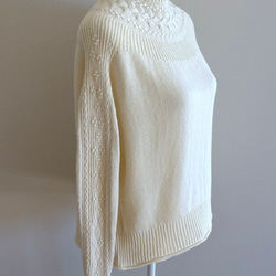 暖かさと高級感が魅力の手編み長袖セーター(白) 1枚目の画像
