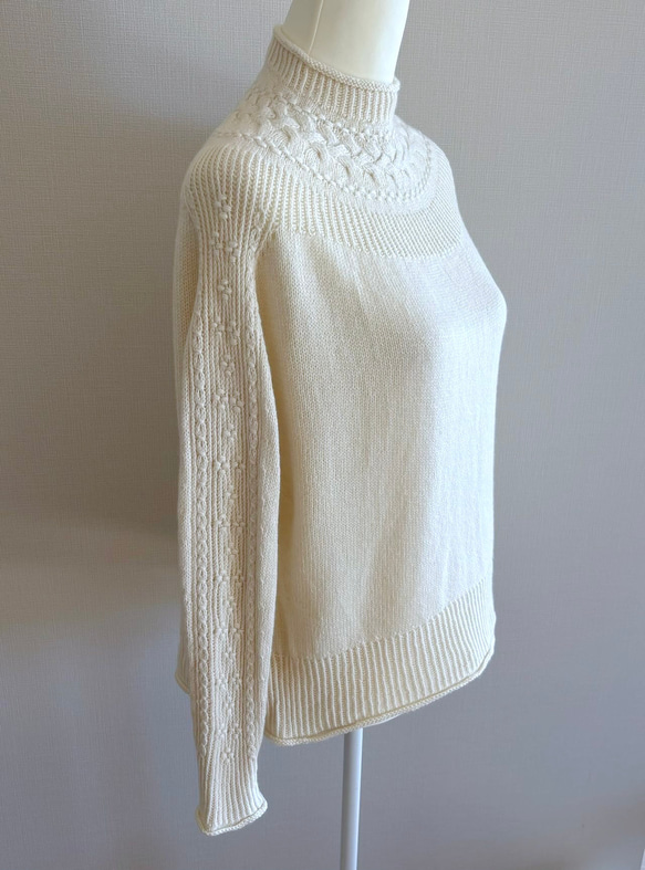 暖かさと高級感が魅力の手編み長袖セーター(白) 1枚目の画像