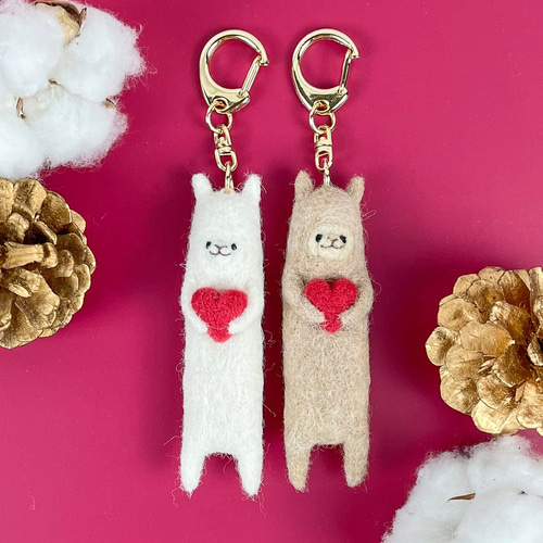 ハートをギュッ♡ アルパカの毛で作った アルパカキーホルダー