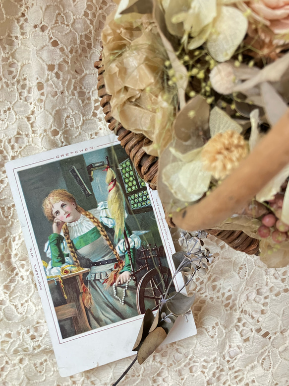 Sold！！糸車と金髪三つ編みの少女 アンティークポストカード 1枚目の画像