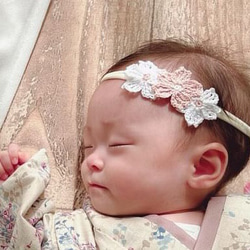 桜のベビーヘアバンド ꕤ 新生児 赤ちゃん カチューシャ ヘッドバンド 髪飾り 100日 お食い初め 春 1枚目の画像
