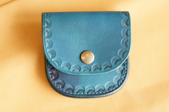 No23ヌメ革製 ラウンド型コインケース 手染めの青色 ブルー 小銭入れ 財布 本革製 牛革製 1枚目の画像