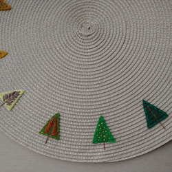 丸型 北欧風森のフェルト刺繍ランチョンマット 4枚目の画像