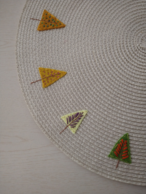 丸型 北欧風森のフェルト刺繍ランチョンマット 7枚目の画像