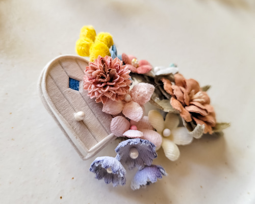 草木染め布花 〈玄関の扉〉ブローチ ブローチ 染め花Roses 