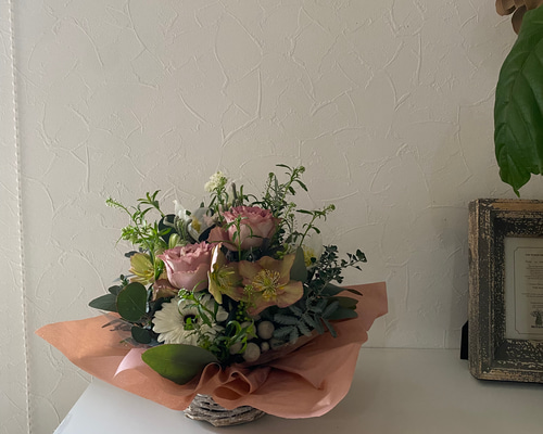 フラワーアレンジメント 薔薇 ローズマリー 天使の贈り物 楽天市場】生花 フラワーアレンジメント バラとローズマリーの