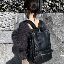 <50%OFFSALE> 3つのルームが便利な やわらか牛革リュック（本革）BLACK 2枚目の画像