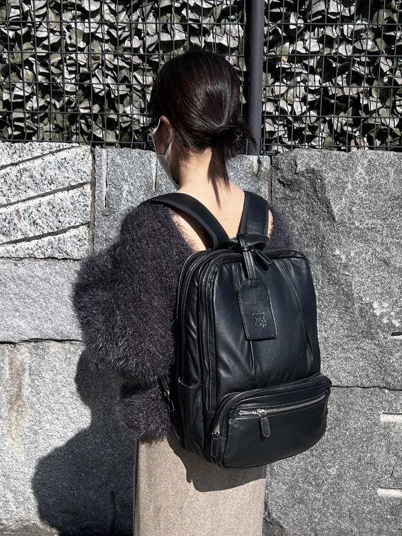 <50%OFFSALE> 3つのルームが便利な やわらか牛革リュック（本革）BLACK 2枚目の画像