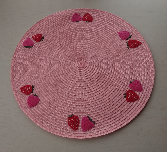 苺のフェルト刺繍ランチョンマット 2枚目の画像