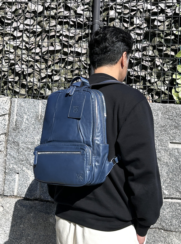 <50%OFFSALE> 3つのルームが便利な やわらか牛革リュック（本革）NAVY 1枚目の画像