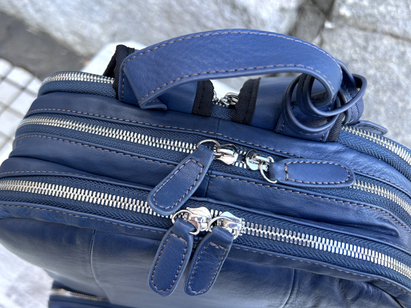 <50%OFFSALE> 3つのルームが便利な やわらか牛革リュック（本革）NAVY 9枚目の画像