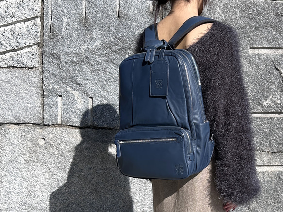 <50%OFFSALE> 3つのルームが便利な やわらか牛革リュック（本革）NAVY 15枚目の画像