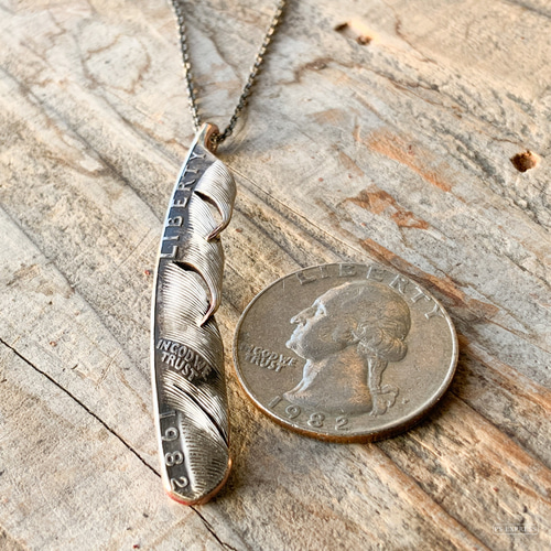 1965年から選べる年号 コインで作ったフェザーペンダントトップ 先太