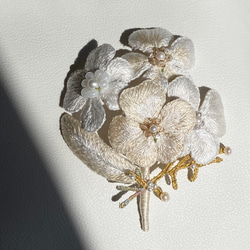【一点物】絹糸刺繍 白いお花の小さな花束ブローチ　　 5枚目の画像