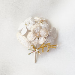 【一点物】絹糸刺繍 白いお花の小さな花束ブローチ　　 2枚目の画像