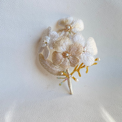 【一点物】絹糸刺繍 白いお花の小さな花束ブローチ　　 3枚目の画像