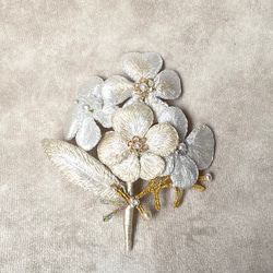 【一点物】絹糸刺繍 白いお花の小さな花束ブローチ　　 1枚目の画像
