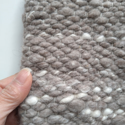 手紡ぎ糸の手織りスヌード　ベージュ×白　ナチュラルカラー　メリノウール＆アルパカ 4枚目の画像