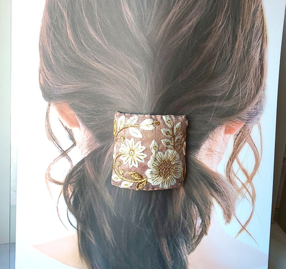 ピンク ベージュ の 草花柄 インド刺繍リボン の四角い ポニーフック 2枚目の画像