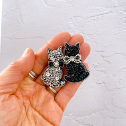 「大人可愛い♡シックに煌く猫ブローチ」クリスタル：黒（ブラック）・リボン：黒・ビーズ刺繍　 7枚目の画像