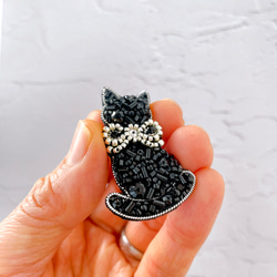 「大人可愛い♡シックに煌く猫ブローチ」クリスタル：黒（ブラック）・リボン：黒・ビーズ刺繍　 4枚目の画像