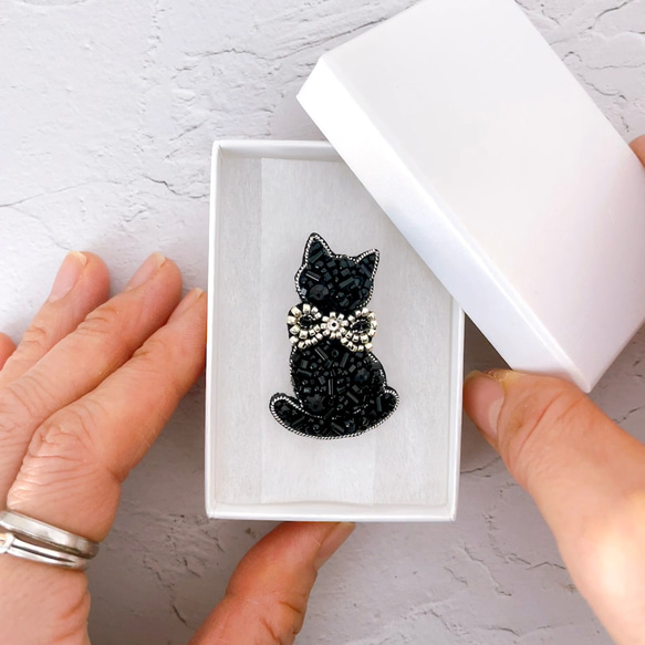 「大人可愛い♡シックに煌く猫ブローチ」クリスタル：黒（ブラック）・リボン：黒・ビーズ刺繍　 9枚目の画像