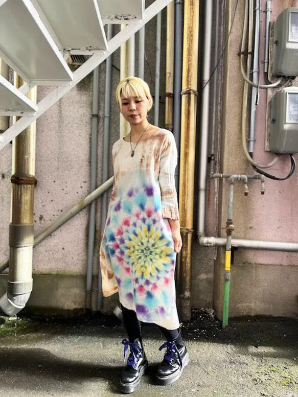タイダイ染め 長袖ワンピース 優しいブラウンのムラ染めに淡く幻想的な 
