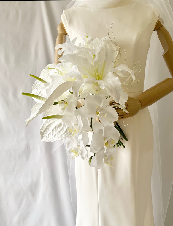 純白で高貴に♡カサブランカと胡蝶蘭のスタイリッシュブーケ　アンスリウム　ブランチ 