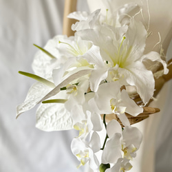 純白で高貴に♡カサブランカと胡蝶蘭のスタイリッシュブーケ　アンスリウム　ブランチ 3枚目の画像