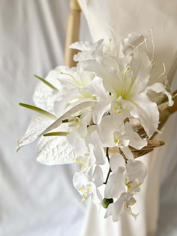純白で高貴に♡カサブランカと胡蝶蘭のスタイリッシュブーケ　アンスリウム　ブランチ 