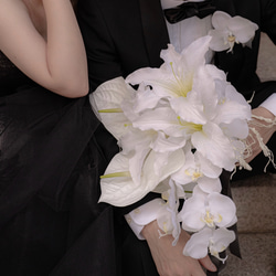 純白で高貴に♡カサブランカと胡蝶蘭のスタイリッシュブーケ　アンスリウム　ブランチ 6枚目の画像