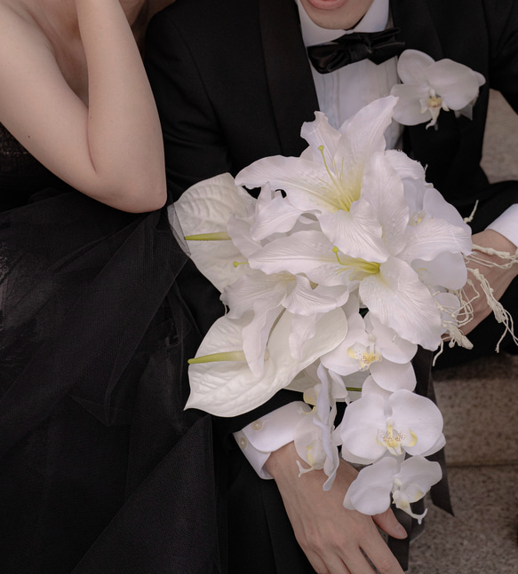 純白で高貴に♡カサブランカと胡蝶蘭のスタイリッシュブーケ　アンスリウム　ブランチ 
