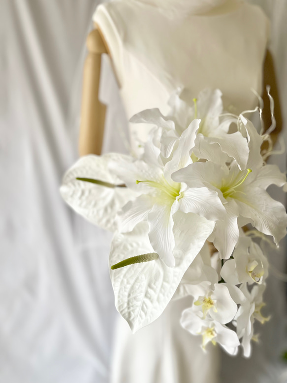 純白で高貴に♡カサブランカと胡蝶蘭のスタイリッシュブーケ　アンスリウム　ブランチ 10枚目の画像