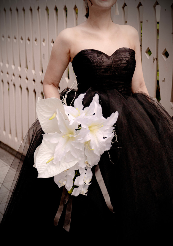 純白で高貴に♡カサブランカと胡蝶蘭のスタイリッシュブーケ　アンスリウム　ブランチ 