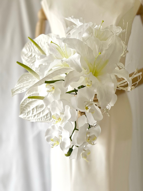 純白で高貴に♡カサブランカと胡蝶蘭のスタイリッシュブーケ　アンスリウム　ブランチ 