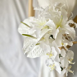 純白で高貴に♡カサブランカと胡蝶蘭のスタイリッシュブーケ　アンスリウム　ブランチ 8枚目の画像