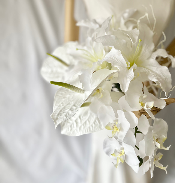 純白で高貴に♡カサブランカと胡蝶蘭のスタイリッシュブーケ　アンスリウム　ブランチ 8枚目の画像