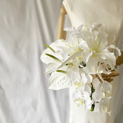 純白で高貴に♡カサブランカと胡蝶蘭のスタイリッシュブーケ　アンスリウム　ブランチ 7枚目の画像
