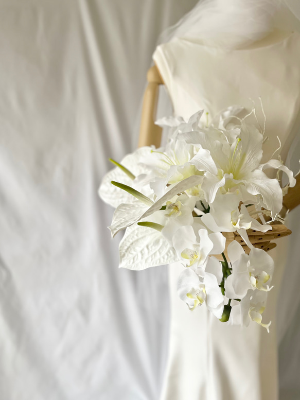 純白で高貴に♡カサブランカと胡蝶蘭のスタイリッシュブーケ　アンスリウム　ブランチ 7枚目の画像