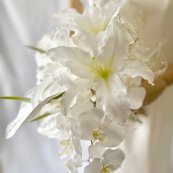 純白で高貴に♡カサブランカと胡蝶蘭のスタイリッシュブーケ　アンスリウム　ブランチ 9枚目の画像