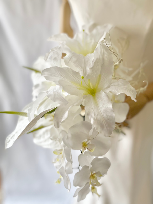 純白で高貴に♡カサブランカと胡蝶蘭のスタイリッシュブーケ　アンスリウム　ブランチ 9枚目の画像