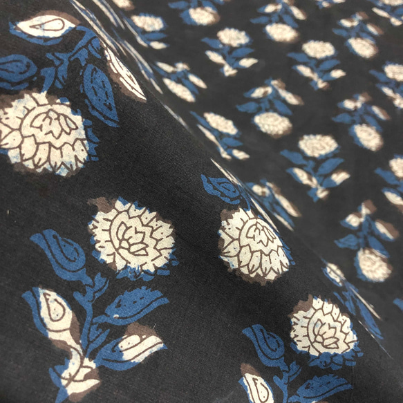 【50cm單位】黑藍白花Bagloo染色印度手工版畫布料棉質 第5張的照片