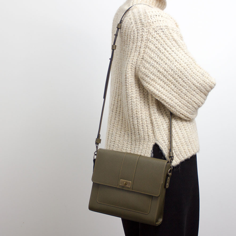 [送料無料] <高級イタリアンサッフィアーノカーフレザー>お洒落で上質な大人カジュアルサッチェルバッグオリーブ